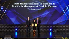 Bà Phùng Thị Thu Hương - đại diện Techcombank nhận giải Giải pháp thu hộ tích hợp tùy biến tốt nhất khu vực châu Á - Thái Bình Dương.