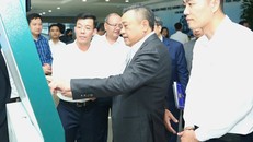 Chủ tịch UBND TP Hà Nội Trần Sỹ Thanh kiểm tra quy trình nộp hồ sơ trực tuyến dịch vụ công.