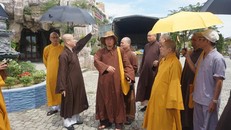 Thượng tọa Thích Thông Đạo báo cáo công tác tổ chức cung rước, tôn trí Xá lợi Phật.