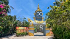 Cổng chùa được thiết kế với hình tượng Đế Thích độc đáo.