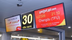 Những hành khách đầu tiên trên chuyến bay khai trương kết nối Hà Nội - Thành Đô