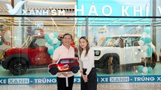 Chị Như Quỳnh (bên trái), khách hàng may mắn trúng xe VF 3, cùng nghệ sĩ Quang Thắng, khách mời đặc biệt của chương trình