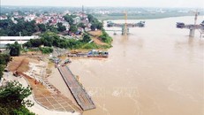 Nhiều phương tiện được tập trung để phục vụ xây dựng cầu Phong Châu và vận hành cầu phao, phà quân sự ngay tại khu vực cầu Phong Châu. 