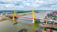 Cầu Hoàng Gia đóng vai trò kết nối nội đô lịch sử và cực phát triển mới bên kia sông Cấm