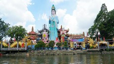 Ngôi chùa nằm giữa sông ở TP.HCM