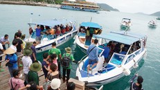 Du khách trải nghiệm các dịch vụ du lịch tại đặc khu Côn Đảo. 