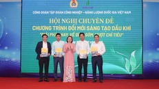 Đại diện PV GAS nhận khen thưởng cho đơn vị có phong trào “Đổi mới sáng tạo Dầu khí”.