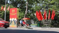 Băng rôn, biểu ngữ được trang hoàng quanh khu vực Hồ Hoàn Kiếm. Ảnh tư liệu: TTXVN