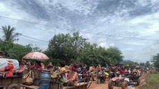 Người dân sơ tán khỏi tỉnh biên giới Oddar Meanchey thuộc Campuchia, sau khi căng thẳng tái diễn tại khu vực biên giới giữa Thái Lan và Campuchia.