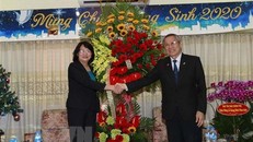 Phó Chủ tịch nước Đặng Thị Ngọc Thịnh tặng hoa, quà chúc mừng Tổng Liên hội Hội thánh Tin Lành Việt Nam (miền Nam) và Mục sư, Hội trưởng Thái Phước Trường nhân lễ Giáng sinh 2020 và Tết dương lịch 2021. (Ảnh: Thanh Vũ/TTXVN) 