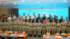 Lãnh đạo Bộ Quốc phòng chụp ảnh lưu niệm cùng cán bộ Bệnh viện Dã chiến cấp 2 số 3. (Ảnh: Đinh Hằng/TTXVN) 