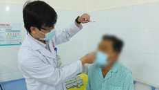 Một ca bệnh vàng da đang được bác sĩ thăm khám.