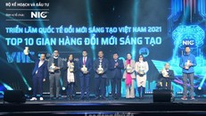 Bộ trưởng Nguyễn Chí Dũng chúc mừng và tặng quà lưu niệm cho Top 10 gian hàng đổi mới sáng tạo.