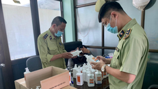 Hà Nội: Phát hiện lô hàng nước sát khuẩn tay có dấu hiệu giả mạo ASIRUB