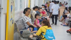 cảnh quá tải tại BV Nhi TƯ.