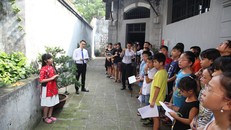 Tham quan Di tích Nhà tù Hỏa Lò.