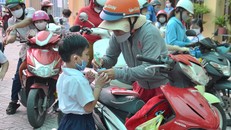 Trẻ em rất dễ bị say nắng khi nhiệt độ tăng cao.