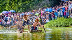 Màn đua bè đặc sắc vùng sông nước Bắc Giang. 