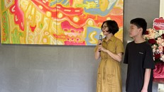 Hải Nguyên và mẹ - người chắp cánh cho đam mê hội hoạ của em.