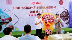 Ông Đoàn Văn Trường, Bí thư Đảng ủy, Chủ tịch HĐND xã Đồng Sơn (bên trái) biểu dương tinh thần đoàn kết, sáng tạo của nhân dân làng Vân Cù trong việc phát triển quê hương- đưa ra những chỉ đạo cần thiết giúp đề án sớm đi vào thực tiễn.