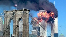 Tòa Tháp đôi tại New York, Mỹ bốc cháy trong vụ khủng bố 11/9/2001