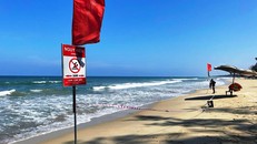 Kịp thời cứu hộ 4 du khách bị sóng cuốn khi tắm biển Mỹ Khê