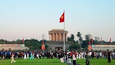 Trong không khí trang nghiêm, hình ảnh lá quốc kỳ tung bay trước Lăng Chủ tịch Hồ Chí Minh đã khơi dậy lòng tự hào dân tộc sâu sắc trong trái tim mỗi người con đất Việt có mặt tại Thủ đô.