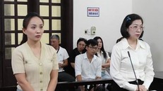 Hai bị cáo Hoàng Kim Ngân (áo dài trắng) và Phạm Thị Lan Hương tại phiên tòa. 