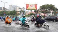 Các phương tiện lưu thông qua ngã tư Nguyễn Thị Nghĩa - Lê Lai, phường Bến Thành, bị ngập sâu trưa 6/10. Ảnh: Hồng Đạt.