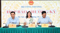 Thứ trưởng Bộ Công Thương Phan Thị Thắng chủ trì họp báo.
