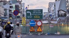 Đường Cách Mạng Tháng Tám đang được rào chắn để thi công nhà ga metro Bến Thành - Tham Lương.