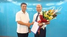 Thứ trưởng Bộ TT&TT Phạm Hồng Hải trao Quyết định bổ nhiệm cho tân Chủ tịch Hội đồng thành viên Tổng Công ty Viễn thông Mobifone Nguyễn Mạnh Thắng (phải).