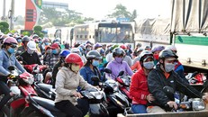 Tài xế qua trạm thu phí BOT Biên Hòa dùng tiền lẻ khiến đoạn đường này tắc nghẽn nghiêm trọng. Ảnh: Ngọc An-Zing