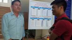 Ông Lê Tấn Thịnh (áo xanh) trao đổi với phóng viên về hành động của mình. Ảnh: Minh Quý.