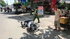 Công an khám nghiệm hiện trường vụ ném đá chết người từ vụ va chạm giao thông. Ảnh: Vietnamnet