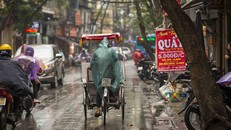 Hà Nội: Cuộc sống mưu sinh dưới mưa