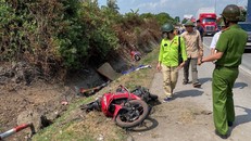 Hiện trường vụ tai nạn giữa xe mô tô và xe đầu kéo. (Ảnh: TTXVN)