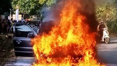 Chiếc xe bị lửa thiêu rụi hoàn toàn. (Ảnh: Zing)