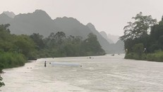 Lật thuyền ở chùa Hương do giông lớn