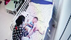 Do tuổi còn nhỏ, bé H. được mẹ ở cùng phòng để chăm sóc. Ảnh: Chí Hùng.