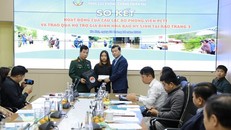 Trao quà hỗ trợ cho con gái của nhà báo Phạm Văn Hướng, trưa 1-12. (Ảnh: Người làm báo)