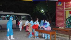 Công dân làm thủ tục vào cơ sở cách ly tập trung. Ảnh minh họa.(Ảnh: Đinh Tuấn/TTXVN)