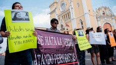 Nhà báo Mexico bị giết sau khi chụp ảnh thi thể trên đường