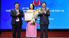 Thứ trưởng GD-ĐT Nguyễn Hữu Độ và Phó Chủ tịch thường trực Hội Nhà báo Việt Nam Hồ Quang Lợi trao giải cho tác giả có tác phẩm đoạt giải nhất. (Ảnh: Nhân Dân) 