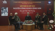 Tác giả Trần Việt Trung cùng nhà sử học Dương Trung Quốc, nhà văn Phạm Ngọc Tiến, Đại tá Trịnh Hồng Anh - con trai nhà cách mạng Lê Liêm và nhà thơ Hữu Việt tọa đàm về cuốn tiểu thuyết lịch sử "Người công giáo cộng sản". (Ảnh: Việt Khôi/Ngày Nay)