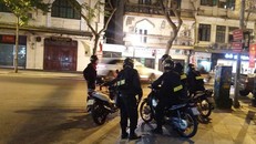 Công an thành phố trực 100% quân số phân luồng, chống đua xe, cổ vũ đua xe đêm Noel. (Ảnh: Thời Đại)