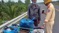 Lực lượng chức năng lập biên bản tạm giữ tang vật, phương tiện. (Ảnh: Công an Nhân dân)