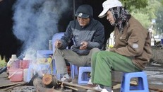 Người dân vùng cao thị xã Sa Pa, Lào Cai đốt lửa sưởi ấm. Ảnh: TTXVN 