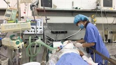 Chăm sóc bệnh nhân bị chấn thương khi bình gas phát nổ tại Bệnh viện Hữu nghị Việt - Đức. (Ảnh: Hà Nội mới)