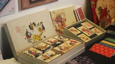 Những sản phẩm trang trí với hoạ tiết tranh Hàng Trống được trưng bày tại triển lãm "Hoạ Sắc Việt 2021 - Những điều xưa cũ mới mẻ 2: mùa lễ hội."